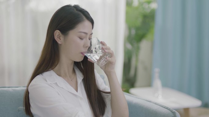 年轻女人喝水的慢镜实拍