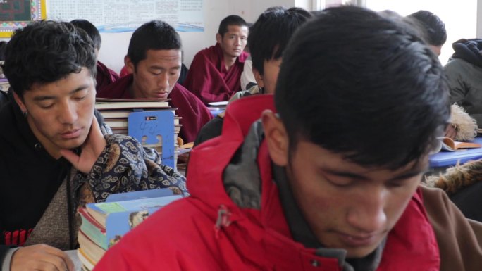 藏族学生课堂上课
