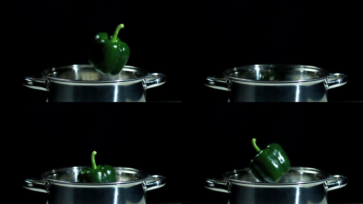 青椒掉进锅里的慢镜头