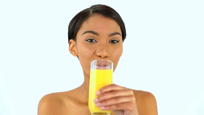 一个女人在喝橙汁特写