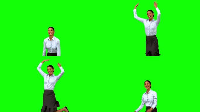 女商人站在绿色背景下跳起来欢呼特写