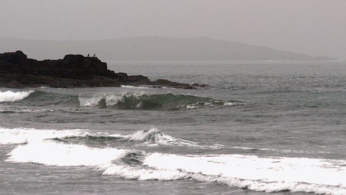 大海中强劲的海浪在缓慢地移动