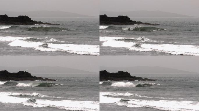 大海中强劲的海浪在缓慢地移动