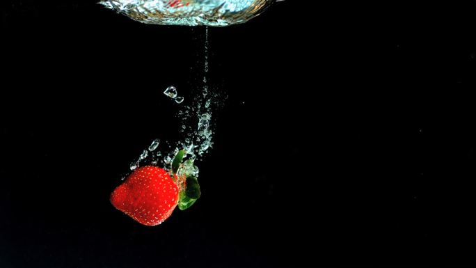 掉入水中的草莓特写