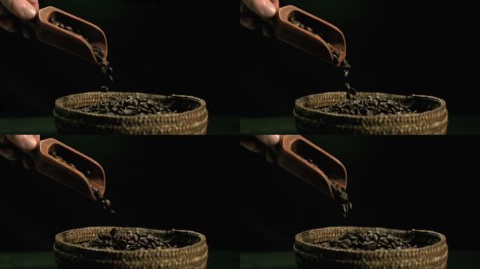 手拿着木勺把咖啡豆倒入篮子里特写