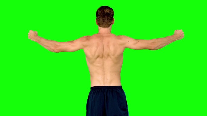 绿色背景下男人展示肌肉特写