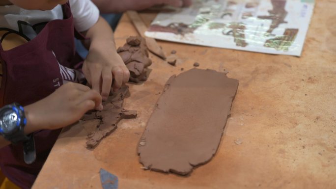 一个儿童在玩陶土，制作陶土模型