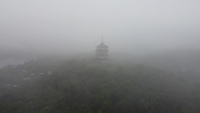 云雾中的杭州西湖雷峰塔自然风光