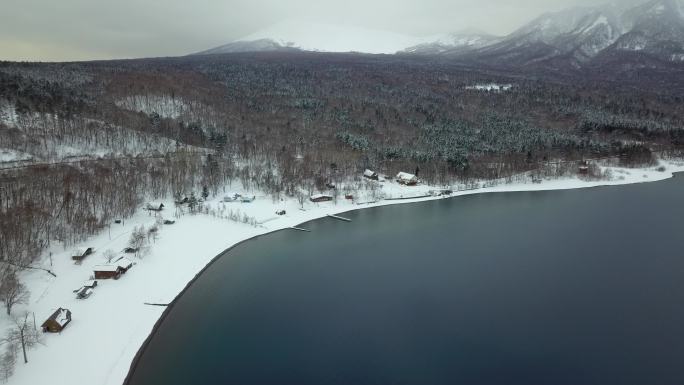 原创 日本北海道支笏湖岸冬天森林雪景航拍