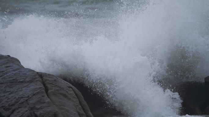 海浪拍打礁石-高速摄影