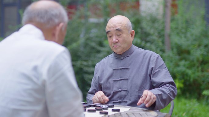 下中国象棋的老人