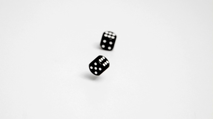 两颗黑色的骰子掉落转动特写