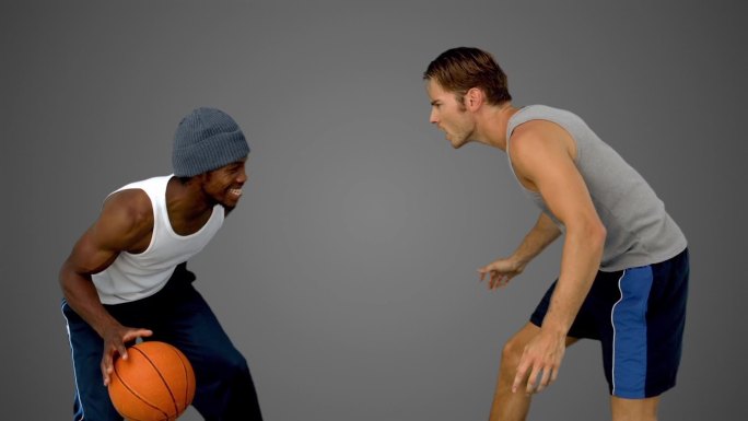 两个男人在镜头前打篮球特写