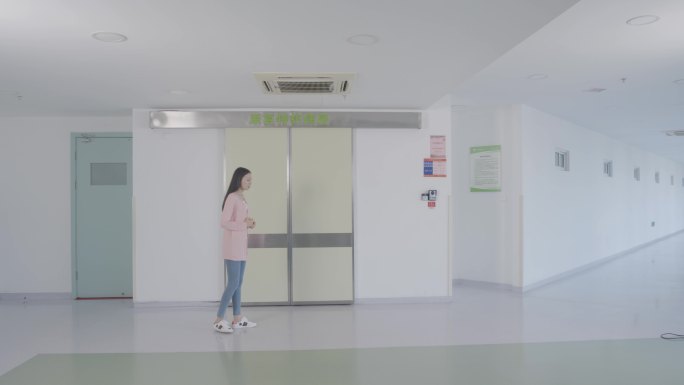 医院手术室门口女人焦急等待和医生讨论病情