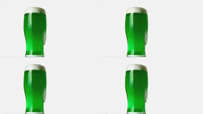 泡沫在一杯绿色啤酒上溢出特写