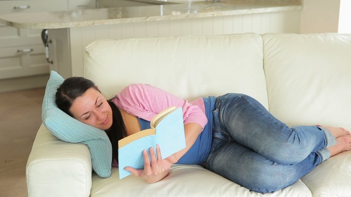 孕妇喜欢坐在沙发上看书