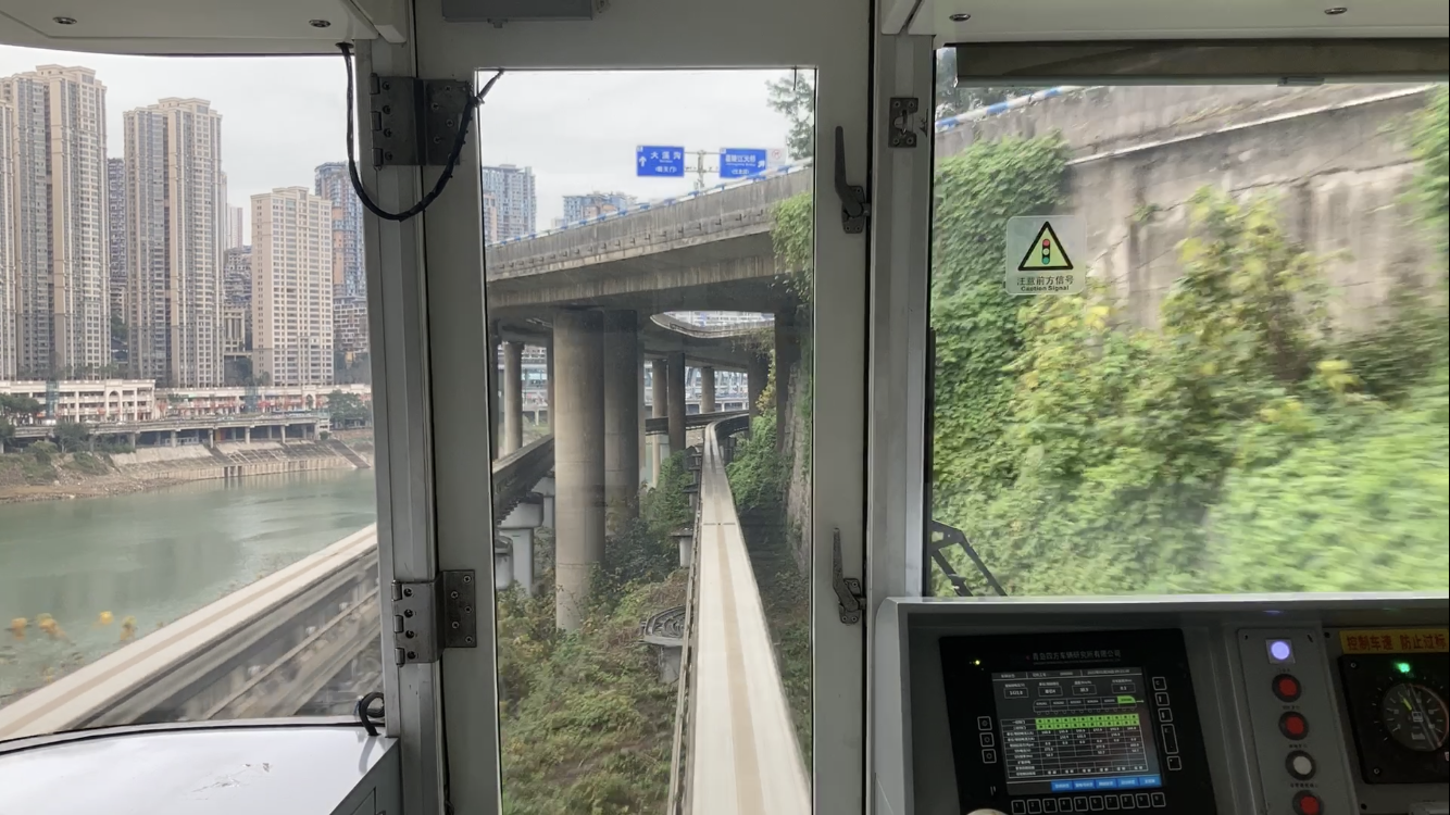 重庆轻轨二号线车厢内延时拍摄行进中的轨道