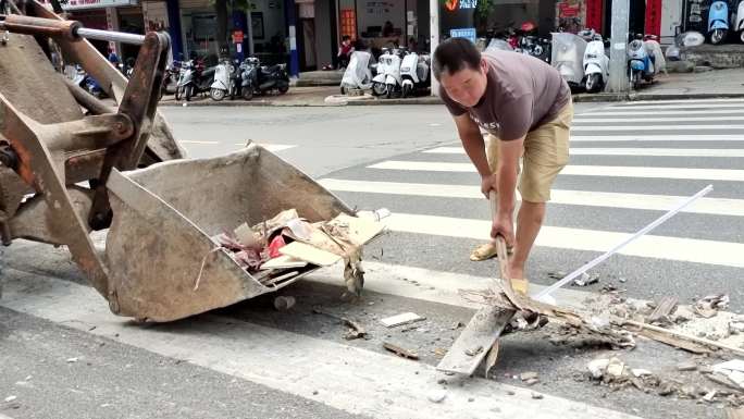 环卫工人清理丢弃在街道卫生垃圾垃圾车街上