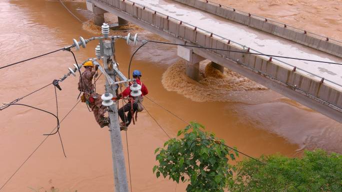 洪灾中供电工人抢修线路