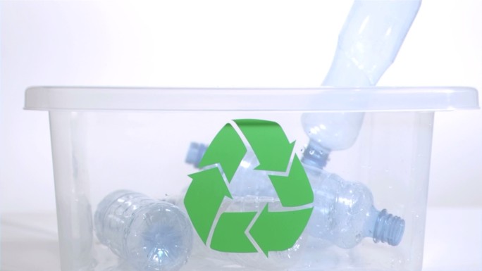 瓶子以超慢的速度落入塑料回收箱