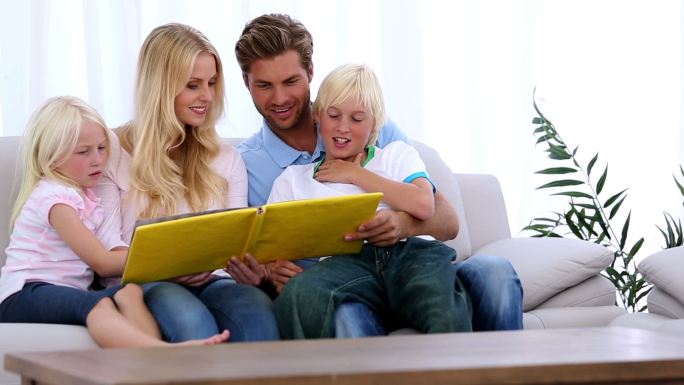 家人一起在家里的沙发上读故事书特写