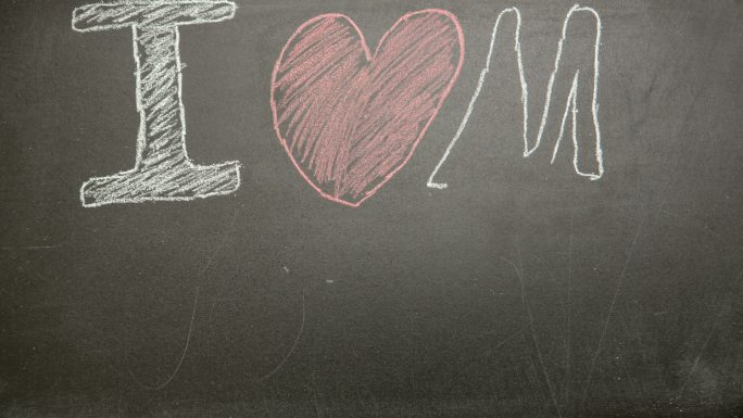 我爱我的爸爸的信息出现在黑板上用粉笔在停止运动