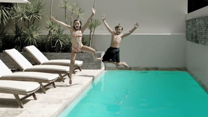 弟弟和妹妹以每秒500帧的慢动作跳入游泳池