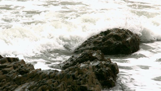 海浪以慢动作覆盖着海岸上的岩石