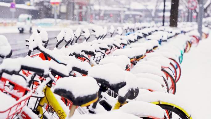 雪中共享单车摩拜单车