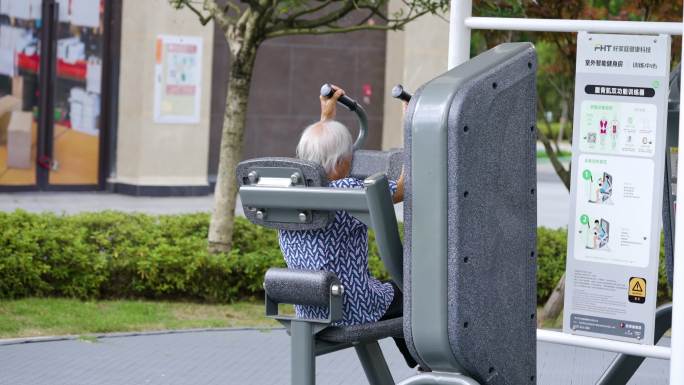 室外智能健身房锻炼+已调色