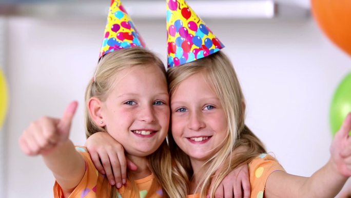 两个女孩庆祝生日特写