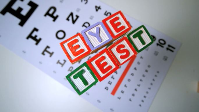 在慢动作中，积木拼出视力测试落在视力测试上