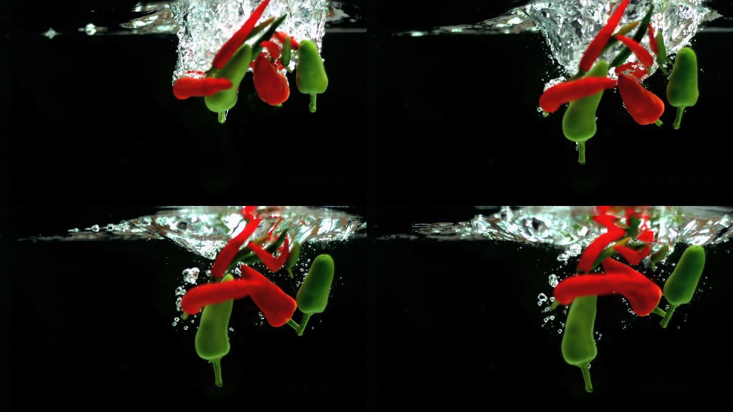 水中的红辣椒特写落水溅起水花升格果蔬落入