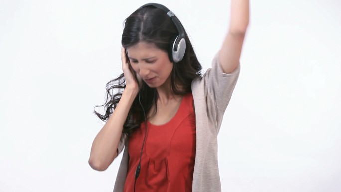 一名女子戴着耳机蹦蹦跳跳的视频