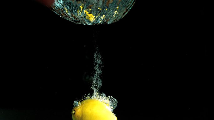 水中的柠檬特写饮料水溅清洗时令水果