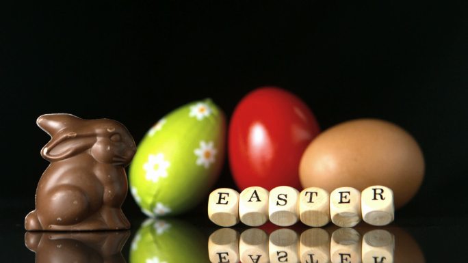 巧克力兔子和复活节彩蛋特写