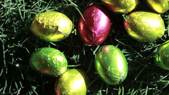 彩色复活节彩蛋掉落在草地上特写