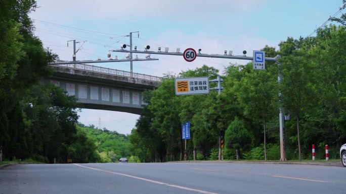 国道测速 风险提示牌 限速牌