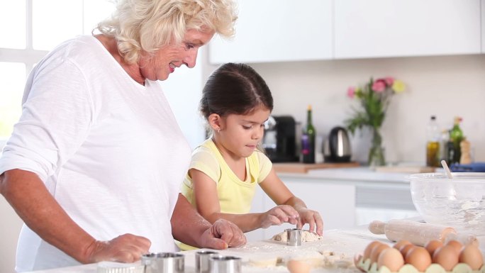 孩子和奶奶在厨房准备糕点