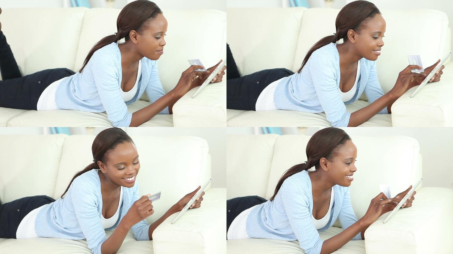 一名黑人妇女拿着信用卡躺在客厅里的视频