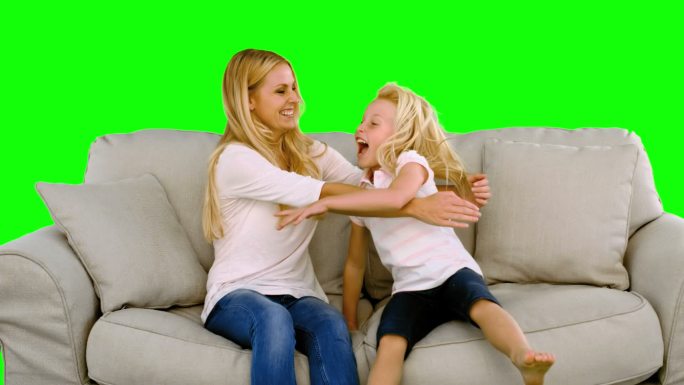 在绿色的慢镜头中，女儿在母亲的怀抱中跳跃