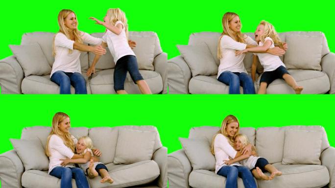 在绿色的慢镜头中，女儿在母亲的怀抱中跳跃