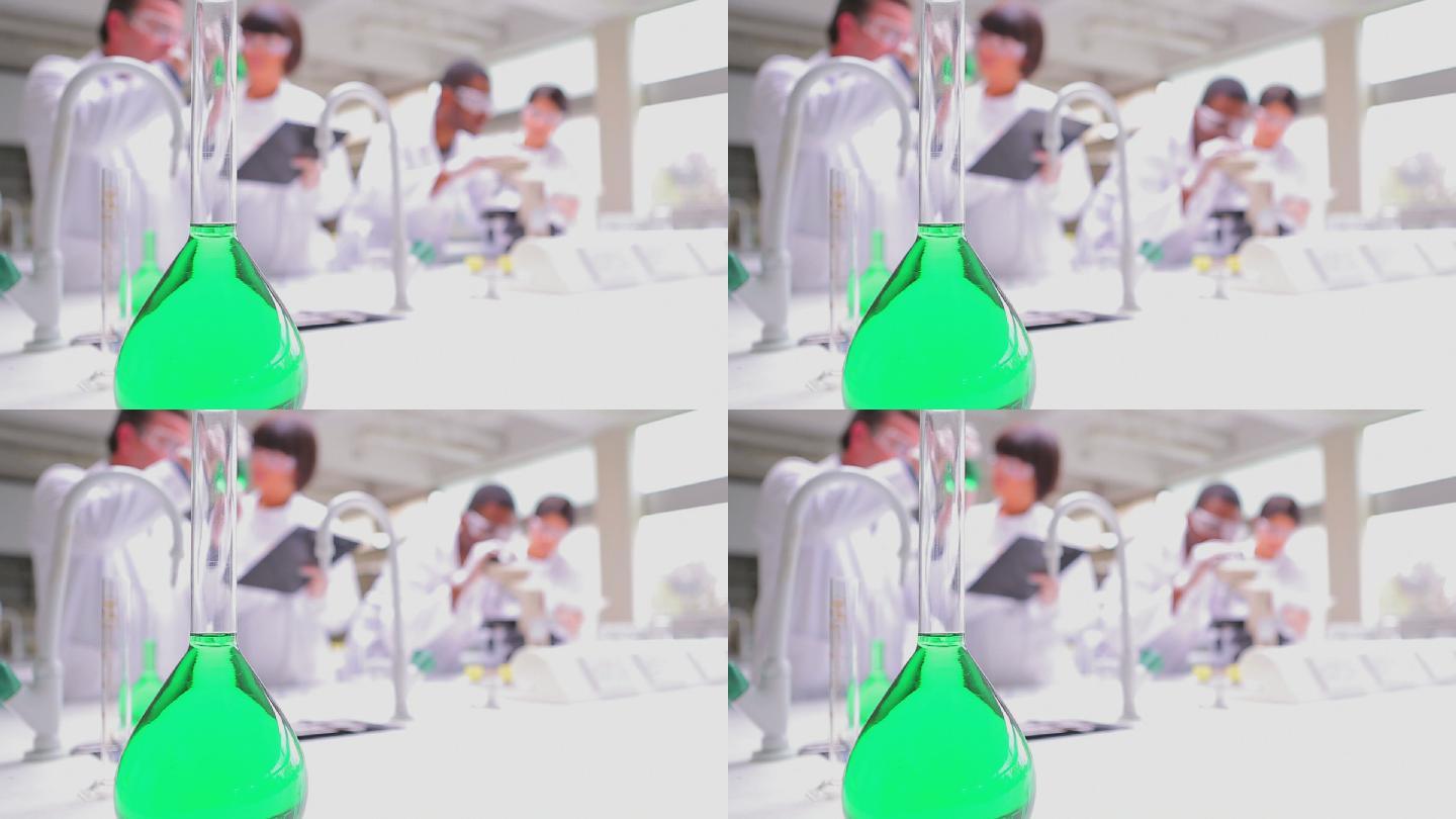 在实验室观察液体的化学家