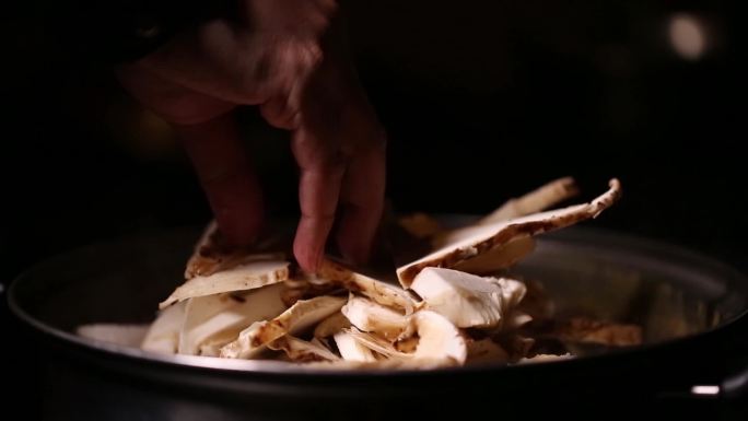 藏族农家烹饪松茸炖鸡、酥油煎松茸画面