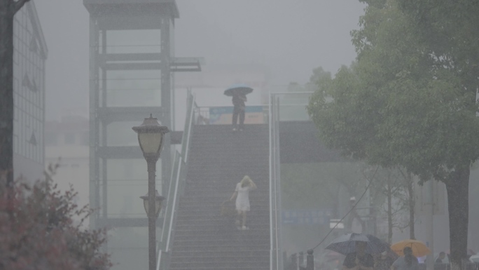 暴雨台风城市公交车+未调色