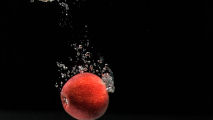 红苹果特写红苹果落水进水气泡广告片
