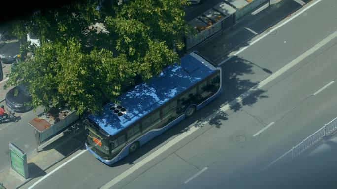 公交车离开站台