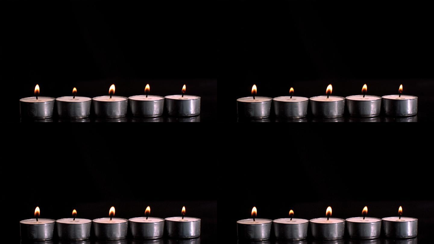一排白色蜡烛特写五个烛火烛光