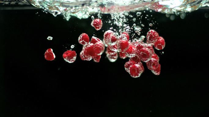 树莓落入水中特写广告水