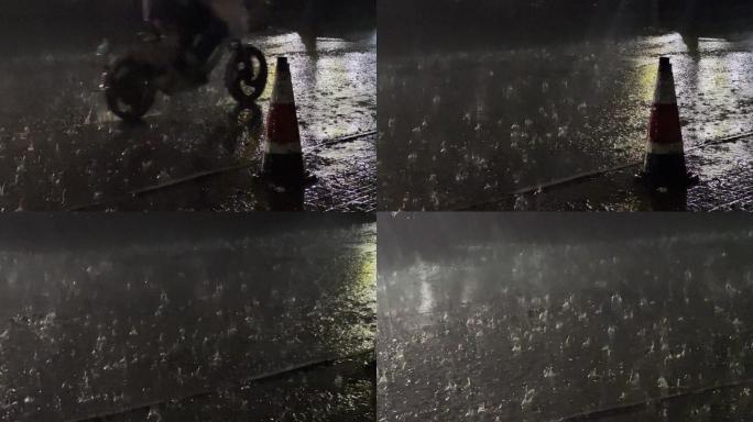 电动车在大雨中骑行